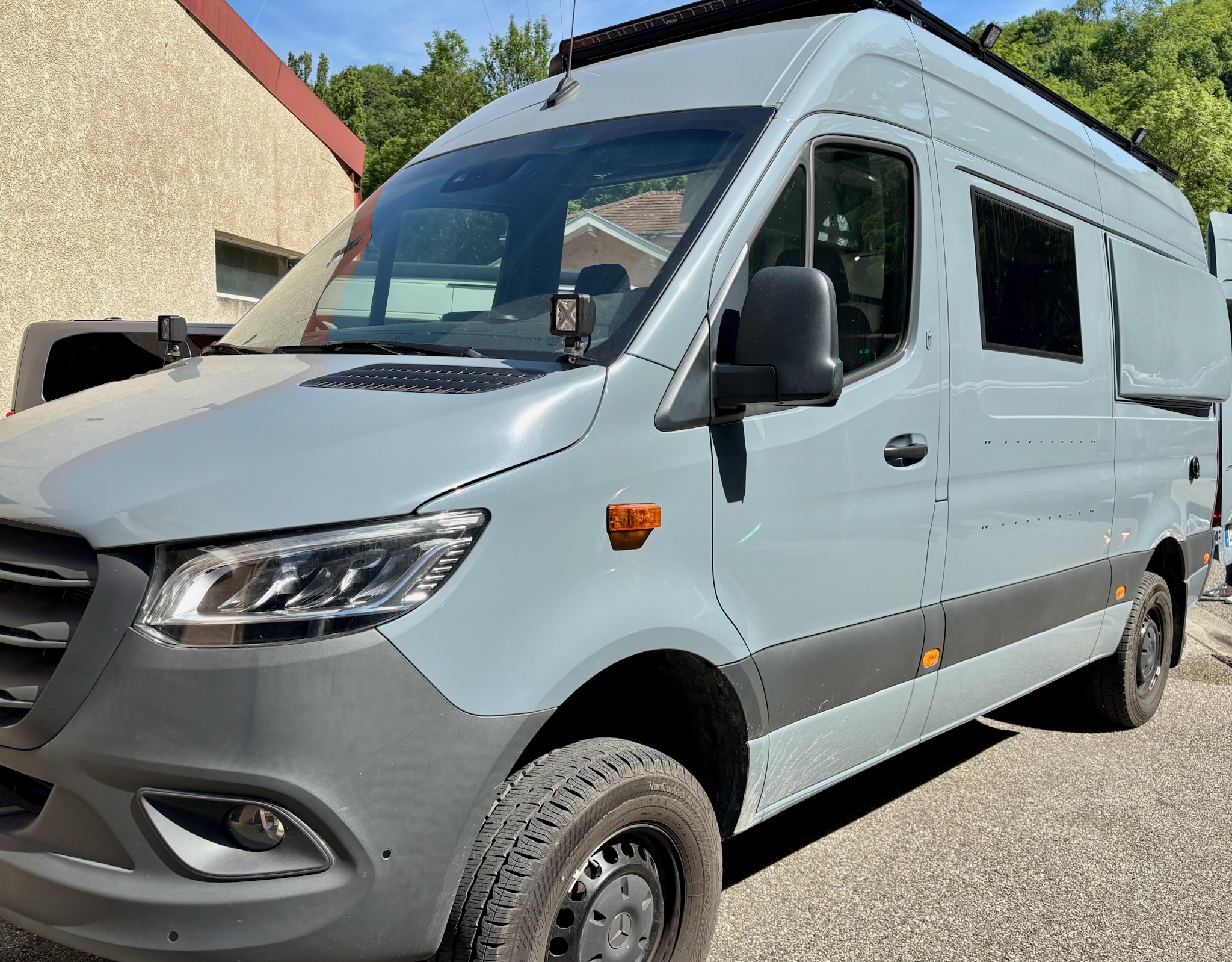 Un Mercedes Sprinter 4X4, le fourgon aménagé grand voyage signé Isere Evasion