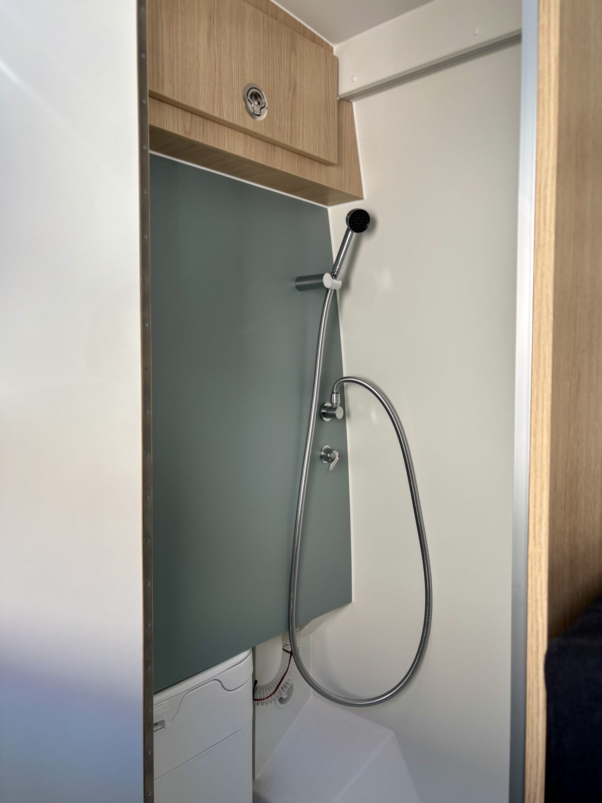 Salle de bain en fourgon aménagé : guide complet pour bien choisir sa solution